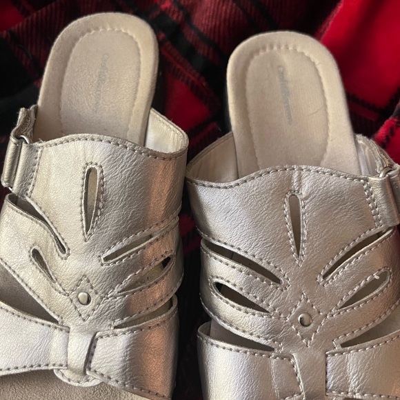 Ladies slightly used croft/barrow 8 med  sandal   they look silver/gold - Picture 2 of 5